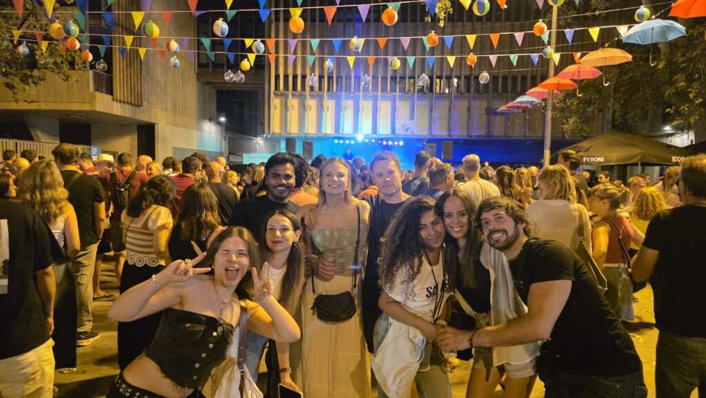 Friends enjoying the fourth day of the Poblenou Festival 2025 in Barcelona, with live concerts, dancing, and the festive neighborhood atmosphere.