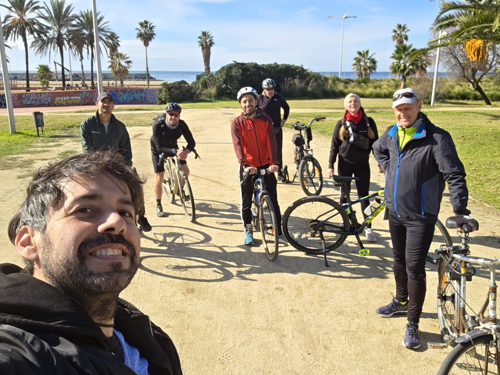 International meetup group starting a bike ride in Barcelona towards Premià de Mar