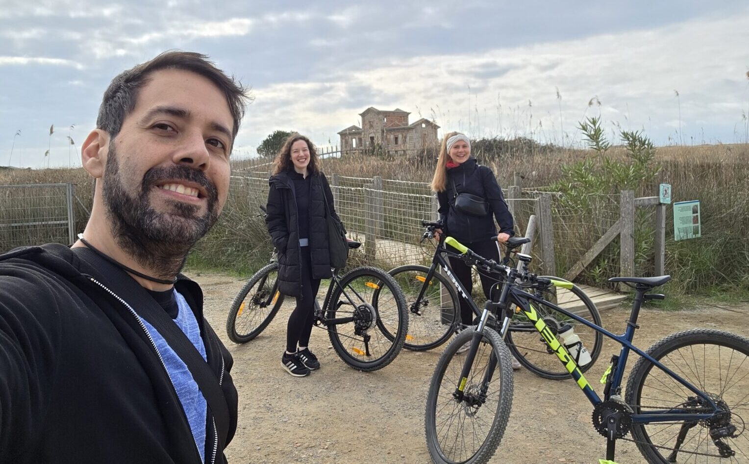 Cycling meetup riding from Barcelona to El Prat beach with international group