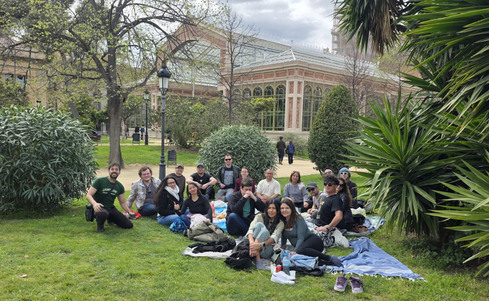International picnic in Ciutadella Park Barcelona with expats, internationals and locals meeting new friends
